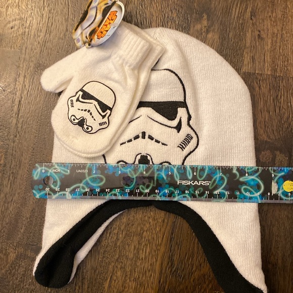 Star Wars toddler Winter Hat and Mitten set. - Picture 5 of 9